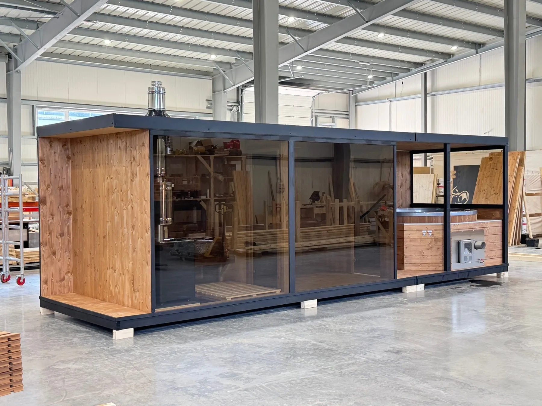 Modulsauna mit durchgehender Panorama-Glasfront, Seitenansicht im Werk